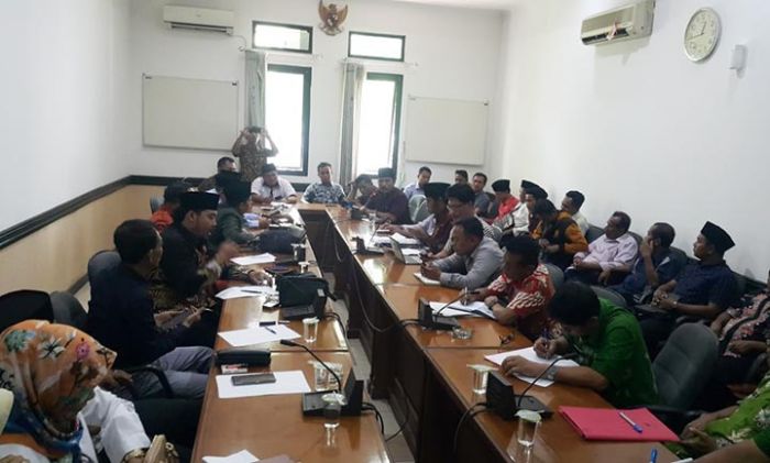 Puluhan Warga Lekok dan Nguling Luruk Dewan Pertanyakan Penyelesaian Sengketa Tanah Puluhan Warga Lekok dan Nguling Luruk Dewan Pertanyakan Penyelesaian Sengketa Tanah