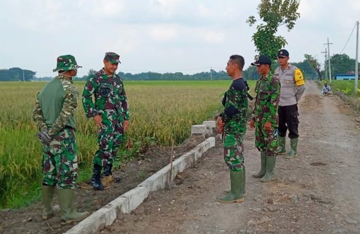 Dandim Ngawi Turun ke Lokasi Beri Semangat Satgas TMMD 107 Dandim Ngawi Turun ke Lokasi Beri Semangat Satgas TMMD 107