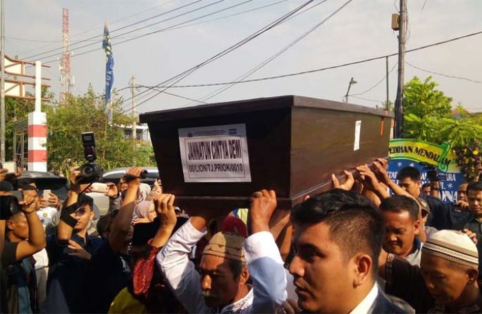 Jenazah Jannatun, Korban Pesawat Lion Air Datang Disambut dengan Isak Tangis Jenazah Jannatun, Korban Pesawat Lion Air Datang Disambut dengan Isak Tangis