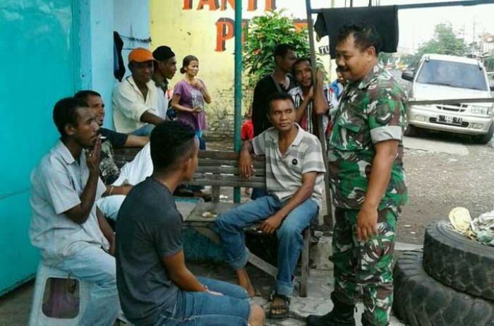 TNI Manunggal, Babinsa Pabean Cantikan Sambangi Warga di Wilayah Tugas TNI Manunggal, Babinsa Pabean Cantikan Sambangi Warga di Wilayah Tugas