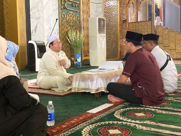 Yakini Kebenaran Islam, Dua Pemuda Resmi Mualaf dengan Bersyahadat di Masjid Al-Akbar Surabaya Yakini Kebenaran Islam, Dua Pemuda Resmi Mualaf dengan Bersyahadat di Masjid Al-Akbar Surabaya