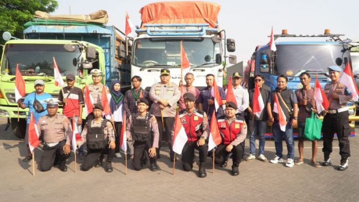 Polres Pasuruan Gandeng Elemen Masyarakat Bagikan 500 Bendera Merah Putih ke Sopir Truk Polres Pasuruan Gandeng Elemen Masyarakat Bagikan 500 Bendera Merah Putih ke Sopir Truk