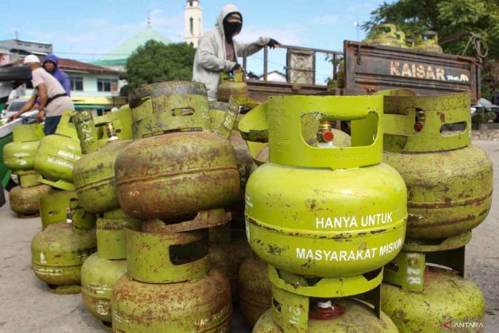 Pedagang di Surabaya Ngaku Belum Tahu Larangan Berjualan Gas Elpiji 3 Kilogram Pedagang di Surabaya Ngaku Belum Tahu Larangan Berjualan Gas Elpiji 3 Kilogram