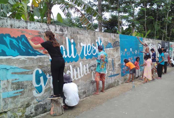Edukasi Masyarakat agar Tidak Buang Sampah di Kali dengan Gelaran Festival Seni Budaya Edukasi Masyarakat agar Tidak Buang Sampah di Kali dengan Gelaran Festival Seni Budaya
