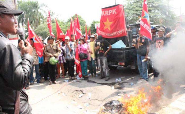 Ratusan Massa Geruduk Kejari Blitar, Tuntut segera Tuntaskan Kasus Korupsi 