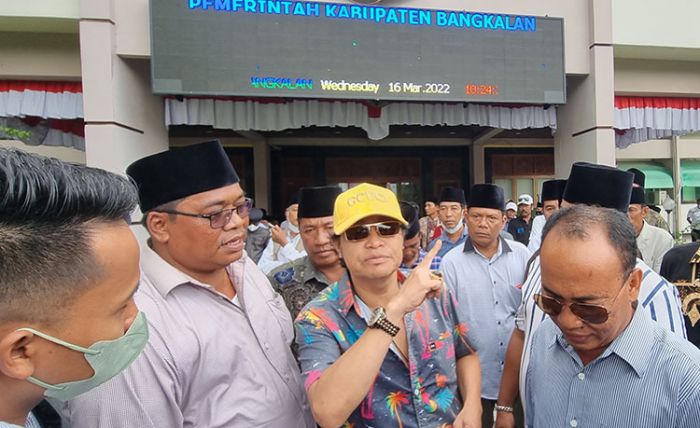 Desak Pilkades Tetap Digelar Tahun ini, Demo KMPD di Pemkab Bangkalan Dihadang Ratusan Kades