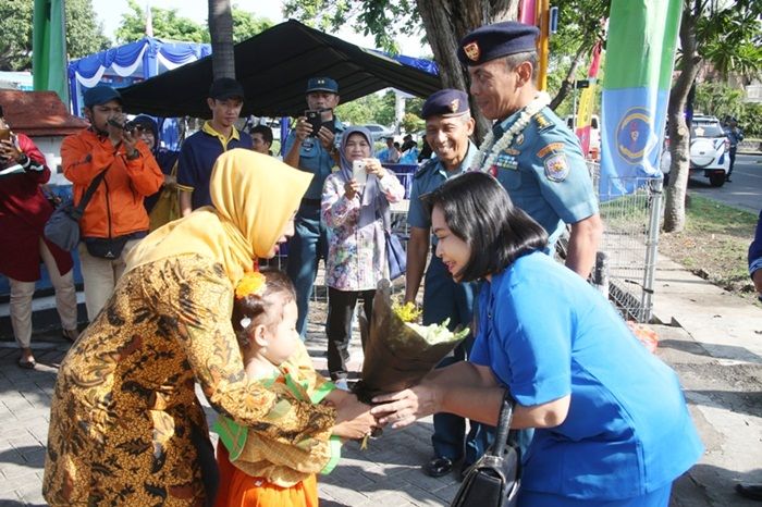 Koarmada II Gelar Pengobatan Umum dan Pembagian Paket Sembako di Kenjeran