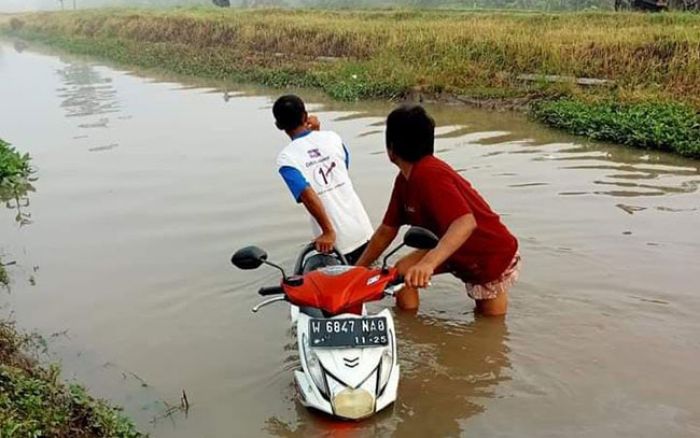 Motor Milik Korban Pencurian Nyemplung ke Sungai di Sidoarjo Motor Milik Korban Pencurian Nyemplung ke Sungai di Sidoarjo