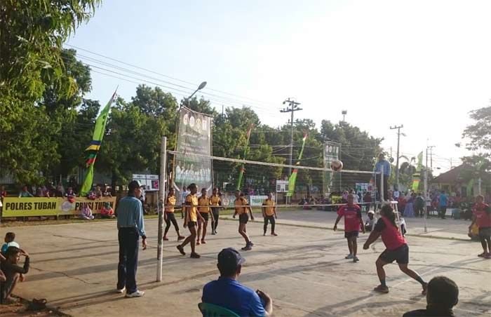 Tim Voli Merakurak Kawinkan Piala Kapolres Tuban Kategori Putra dan Putri Tim Voli Merakurak Kawinkan Piala Kapolres Tuban Kategori Putra dan Putri