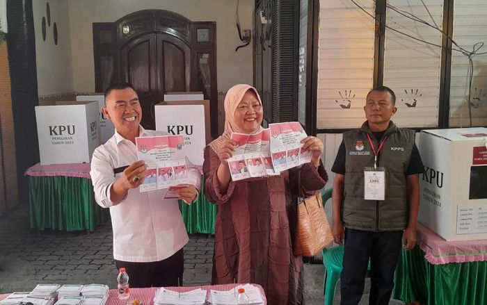 Abah Anton Bersama Istri Nyoblos di TPS 002 Tlogomas, Sungkem Ibunda Sebelum Berangkat Abah Anton Bersama Istri Nyoblos di TPS 002 Tlogomas, Sungkem Ibunda Sebelum Berangkat