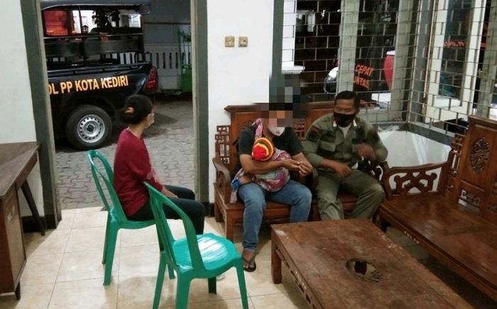 Sambil Gendong Anak, Suami Gerebek Istrinya Sedang Selingkuh di Tempat Kos Kediri