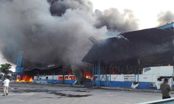 Penyebab Kebakaran Pabrik New Era Masih Diselidiki, Ratusan Buruh Terancam Diliburkan Penyebab Kebakaran Pabrik New Era Masih Diselidiki, Ratusan Buruh Terancam Diliburkan