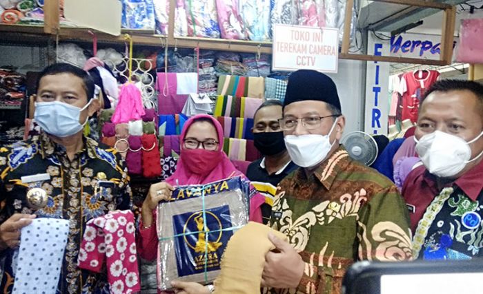 Kunjungi Pasar Tingkat , Bupati Yuhronur Ajak Masyarakat Beli Produk Lamongan