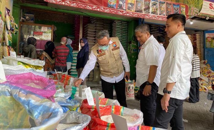 Satgas Pangan Periksa Stok Beras di Pasar Larangan Satgas Pangan Periksa Stok Beras di Pasar Larangan