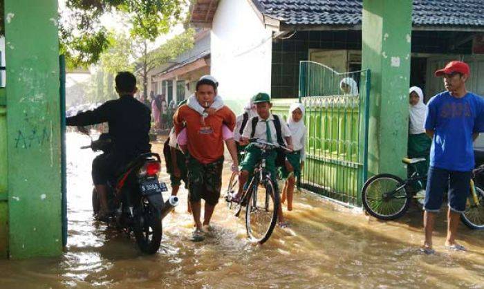 3 Desa Terendam Banjir, 2 Sekolah di Tuban Terpaksa Diliburkan 3 Desa Terendam Banjir, 2 Sekolah di Tuban Terpaksa Diliburkan