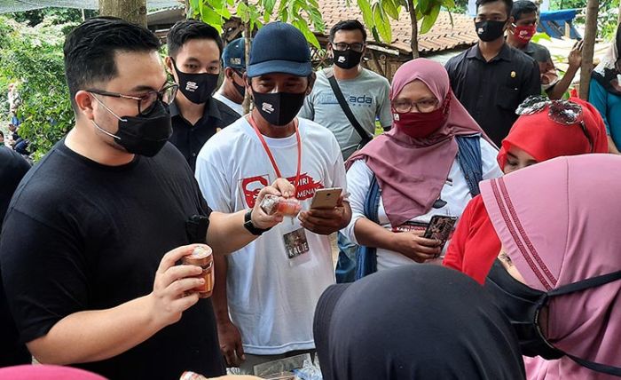 Dhito Blusukan ke Pasar Semen, Sapa Pedagang dan Pembeli Pasar Dhito Blusukan ke Pasar Semen, Sapa Pedagang dan Pembeli Pasar