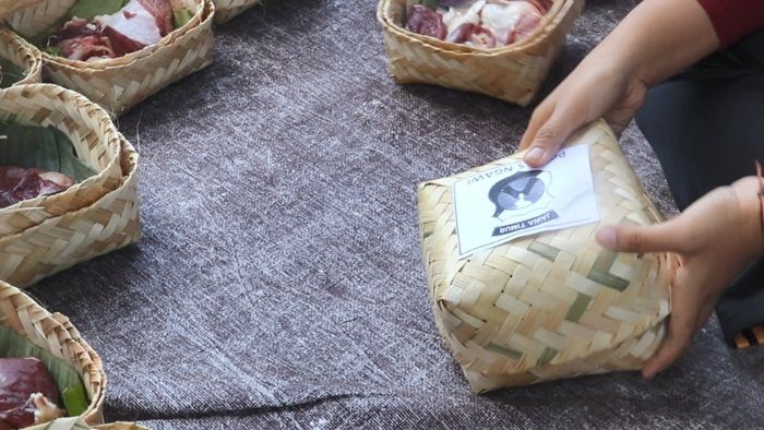 Idul Adha, Polres Ngawi Bagikan Ratusan Besek Daging Kurban ke Warga Sekitar Idul Adha, Polres Ngawi Bagikan Ratusan Besek Daging Kurban ke Warga Sekitar