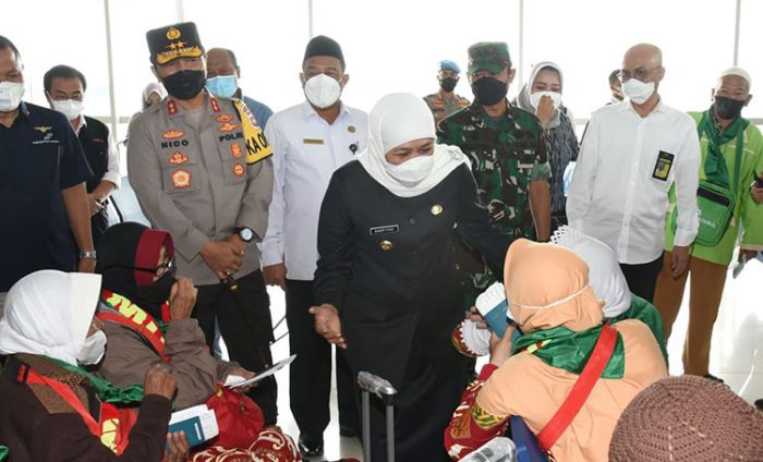 Gubernur Khofifah Lepas Keberangkatan 220 Jemaah Umrah dari Bandar Udara Internasional Juanda Gubernur Khofifah Lepas Keberangkatan 220 Jemaah Umrah dari Bandar Udara Internasional Juanda