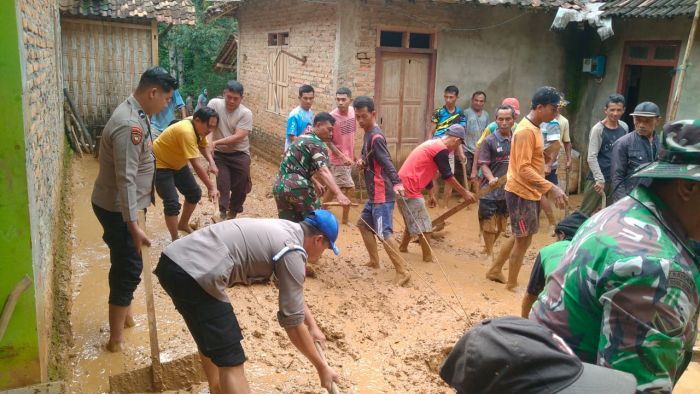Polsek Sine Ngawi dan Tim Gabungan Kerja Bakti di Rumah Warga Terdampak Longsor Polsek Sine Ngawi dan Tim Gabungan Kerja Bakti di Rumah Warga Terdampak Longsor