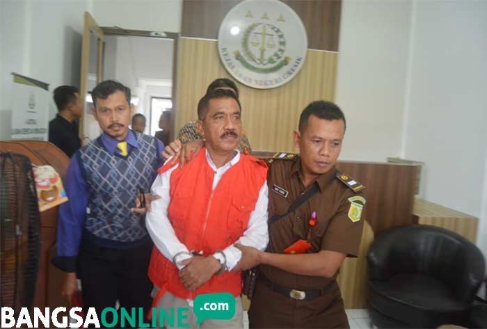 Kepala Dinsos Gresik Jairrudin Ditahan Kejari, Diduga Korupsi Dana Program dari APBD dan APBN 2017 Kepala Dinsos Gresik Jairrudin Ditahan Kejari, Diduga Korupsi Dana Program dari APBD dan APBN 2017