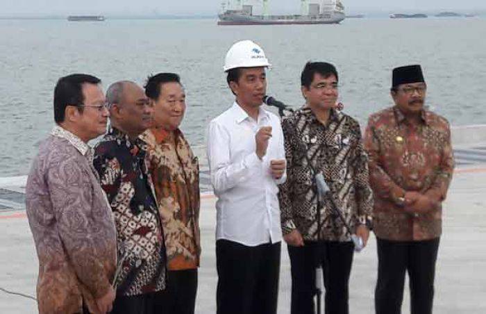 Jokowi Ingin Jadikan Pelabuhan Internasional Gresik Percontohan Bagi Daerah Lain Jokowi Ingin Jadikan Pelabuhan Internasional Gresik Percontohan Bagi Daerah Lain