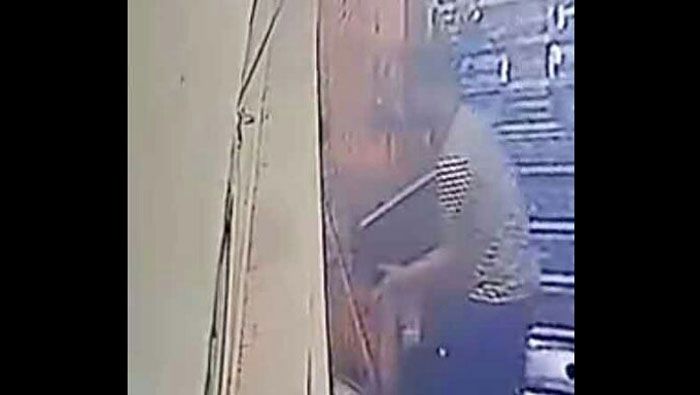 Manfaatkan Momen Berbuka, Maling di Kota Probolinggo Nekat Embat TV, Videonya Viral Manfaatkan Momen Berbuka, Maling di Kota Probolinggo Nekat Embat TV, Videonya Viral