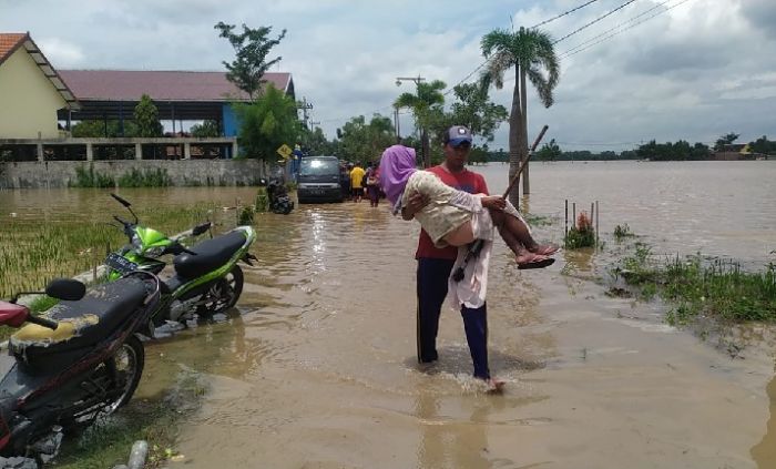 Banjir Jombang: Hari Kedua, Air Bertambah Tinggi, Warga Gondangmanis Mulai Mengungsi Banjir Jombang: Hari Kedua, Air Bertambah Tinggi, Warga Gondangmanis Mulai Mengungsi