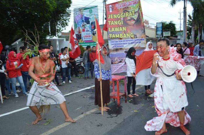 Tuntut Izin Pertambangan PT BSI di Tumpang Pitu Dicabut, GMNI Banyuwangi Demo Pemkab Tuntut Izin Pertambangan PT BSI di Tumpang Pitu Dicabut, GMNI Banyuwangi Demo Pemkab