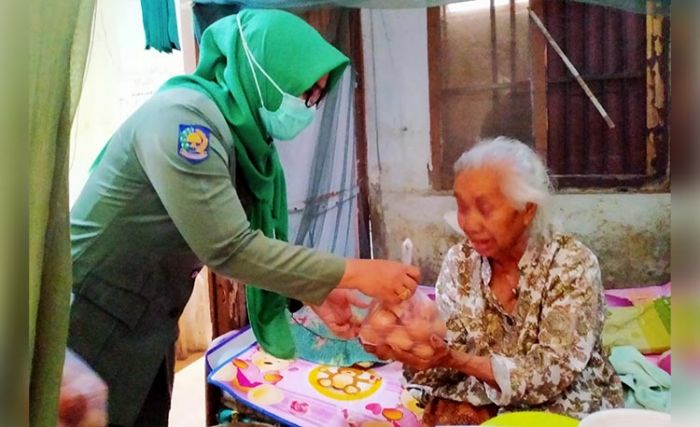 Patungan, Pegawai Dinas Pertanian Salurkan Bantuan Ratusan Kg Telur untuk Warga Terdampak Covid-19