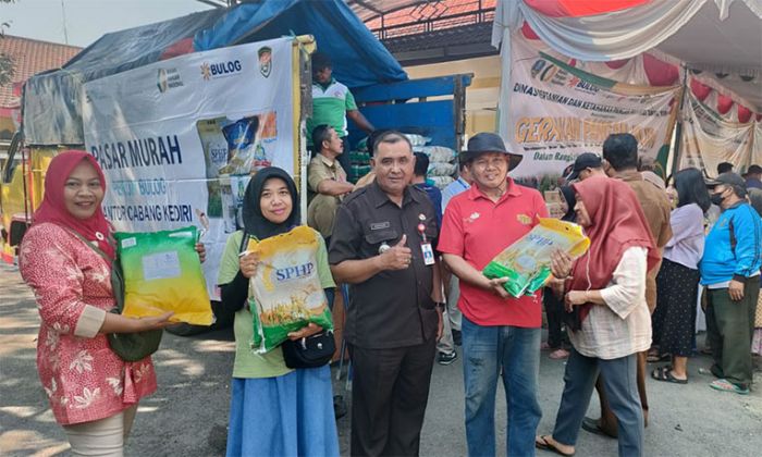Ratusan Warga Pagu Kediri Rela Antre Sejak Pagi Demi Beras Murah Ratusan Warga Pagu Kediri Rela Antre Sejak Pagi Demi Beras Murah