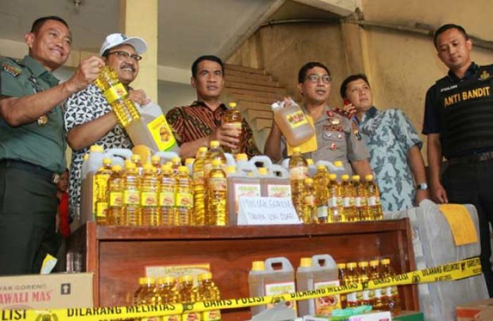 Menteri Pertanian Sidak Industri Minyak Goreng Ilegal Bersama Wagub Jatim dan Kapolda Jatim Menteri Pertanian Sidak Industri Minyak Goreng Ilegal Bersama Wagub Jatim dan Kapolda Jatim