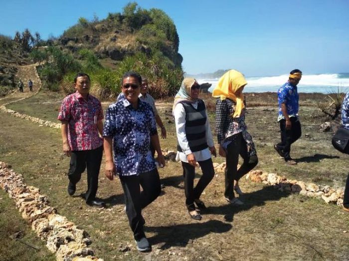 Bupati Indartato Tinjau Sejumlah Lokasi Wisata Terdampak Gelombang Pasang