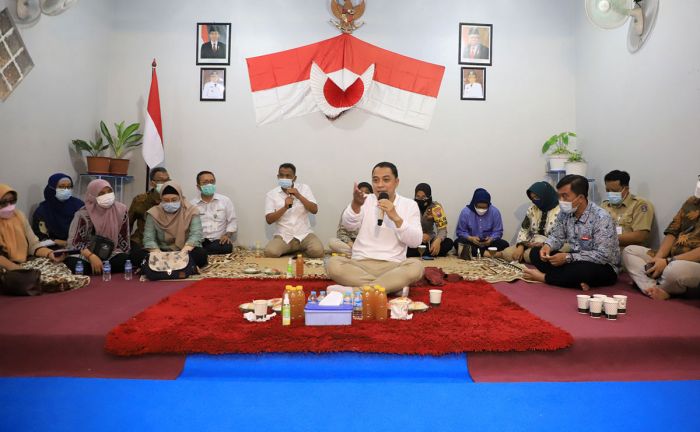 Wali Kota Eri Cangkrukan di Balai RW, Serap Aspirasi dan Langsung Beri Solusi Wali Kota Eri Cangkrukan di Balai RW, Serap Aspirasi dan Langsung Beri Solusi