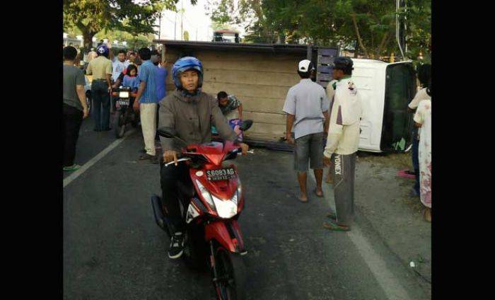 Truk Bermuatan 30 Orang di Terguling di Desa Talun Bojonegoro Truk Bermuatan 30 Orang di Terguling di Desa Talun Bojonegoro