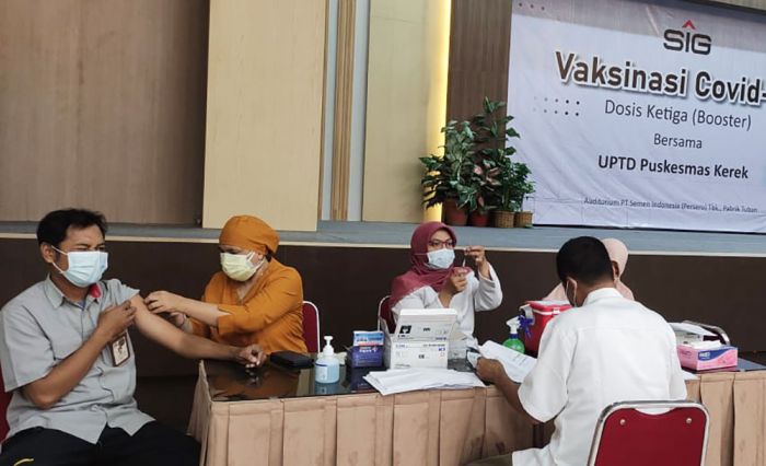 Ratusan Karyawan PT SIG Pabrik Tuban Jalani Vaksinasi Dosis Ketiga Ratusan Karyawan PT SIG Pabrik Tuban Jalani Vaksinasi Dosis Ketiga