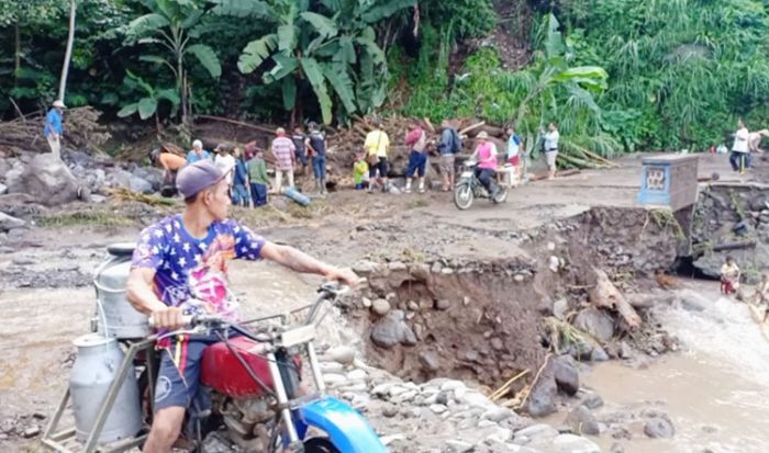 Sempat Terisolir, Aktivitas Warga Desa Krisik Kembali Normal Pasca Banjir Bandang Sempat Terisolir, Aktivitas Warga Desa Krisik Kembali Normal Pasca Banjir Bandang