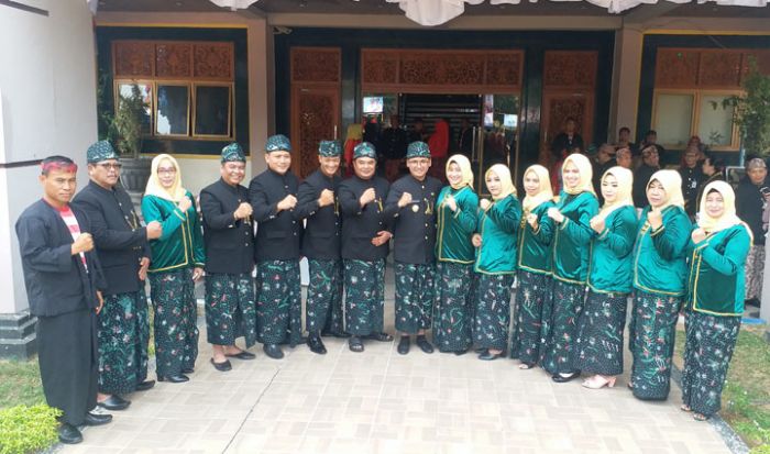 Peringati HUT Bangkalan ke-488 Serba Madura, Bupati Latif Berikan Penghargaan Kepada Kejari Peringati HUT Bangkalan ke-488 Serba Madura, Bupati Latif Berikan Penghargaan Kepada Kejari
