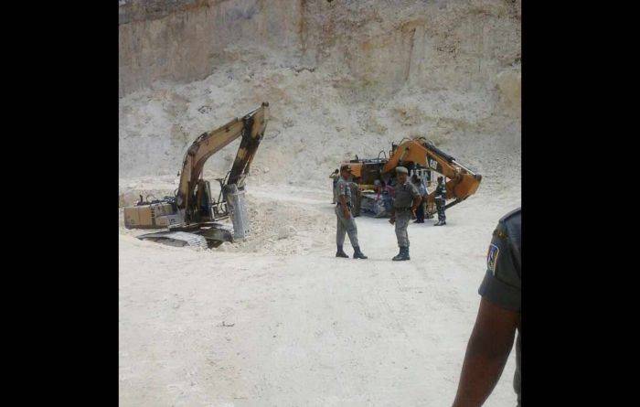 Razia Penambang Ilegal di Tuban, Petugas Amankan 1 Backhoe Razia Penambang Ilegal di Tuban, Petugas Amankan 1 Backhoe