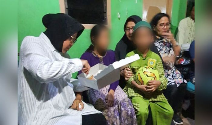 Kunjungi Ketiga Anak Korban Pembunuhan di Petemon, Risma Berikan Sepeda dan Janjikan Pekerjaan Kunjungi Ketiga Anak Korban Pembunuhan di Petemon, Risma Berikan Sepeda dan Janjikan Pekerjaan