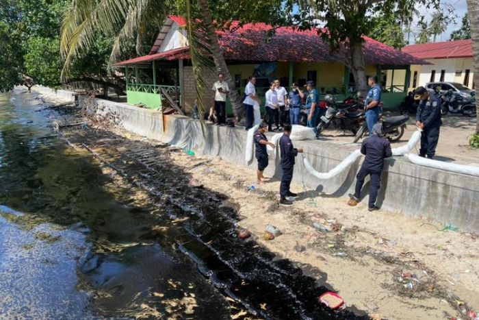 Pencemaran Limbah Minyak Hitam di Kawasan Objek Wisata Kampung Melayu Nongsa Batam Pencemaran Limbah Minyak Hitam di Kawasan Objek Wisata Kampung Melayu Nongsa Batam