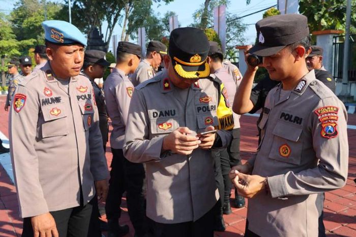Antisipasi Judi Online, Wakapolres Gresik Periksa Handphone Anggotanya Antisipasi Judi Online, Wakapolres Gresik Periksa Handphone Anggotanya