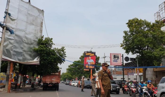 Puluhan Papan Reklame Bodong Dibongkar Paksa Satpol PP Mojokerto Puluhan Papan Reklame Bodong Dibongkar Paksa Satpol PP Mojokerto