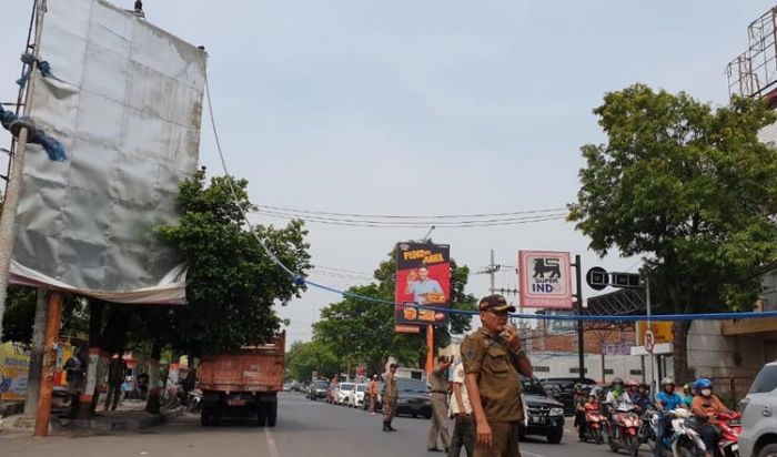 Puluhan Papan Reklame Bodong Dibongkar Paksa Satpol PP Mojokerto