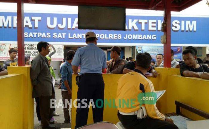 Warga Jombang yang Hari ini Ulang Tahun Gratis Urus SIM Warga Jombang yang Hari ini Ulang Tahun Gratis Urus SIM