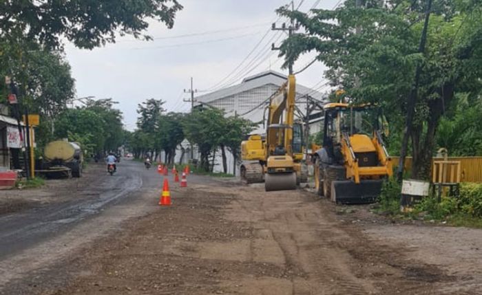DPUTR Gresik Perbaiki Kerusakan Jalan Mayjend Sungkono Secara Bertahap DPUTR Gresik Perbaiki Kerusakan Jalan Mayjend Sungkono Secara Bertahap