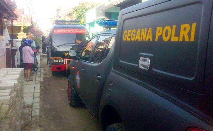 Geger di Jl Bronggalan, Warga Temukan Kotak Diduga Berisi Bom Geger di Jl Bronggalan, Warga Temukan Kotak Diduga Berisi Bom