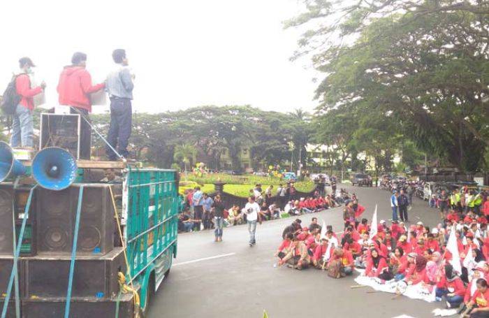 Massa Buruh Juga Geruduk DPRD Kota Malang Massa Buruh Juga Geruduk DPRD Kota Malang