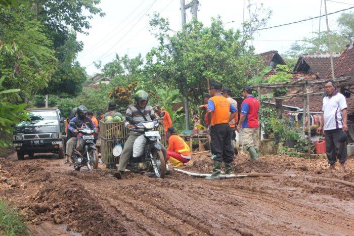 Longsor, Jembatan Dan Jalan Penghubung  di Tuban Rusak