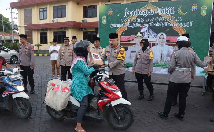 Polres Pasuruan Bagikan Takjil ke Pengguna Jalan Polres Pasuruan Bagikan Takjil ke Pengguna Jalan