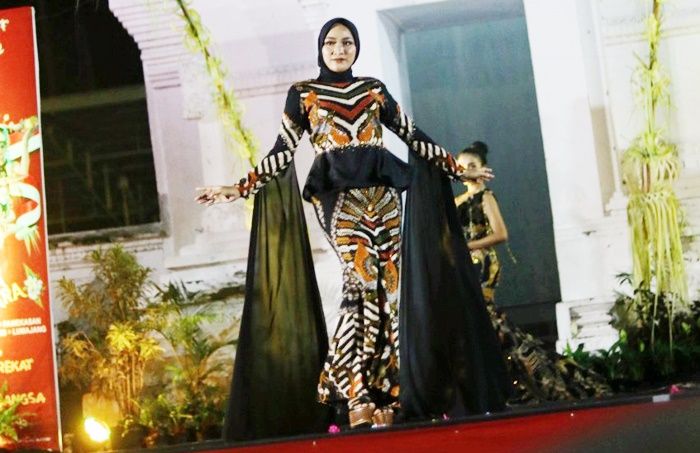 Fashion Show Batik Tulis Pamekasan Ramaikan Festival Budaya Nusantara di Banyuwangi Fashion Show Batik Tulis Pamekasan Ramaikan Festival Budaya Nusantara di Banyuwangi